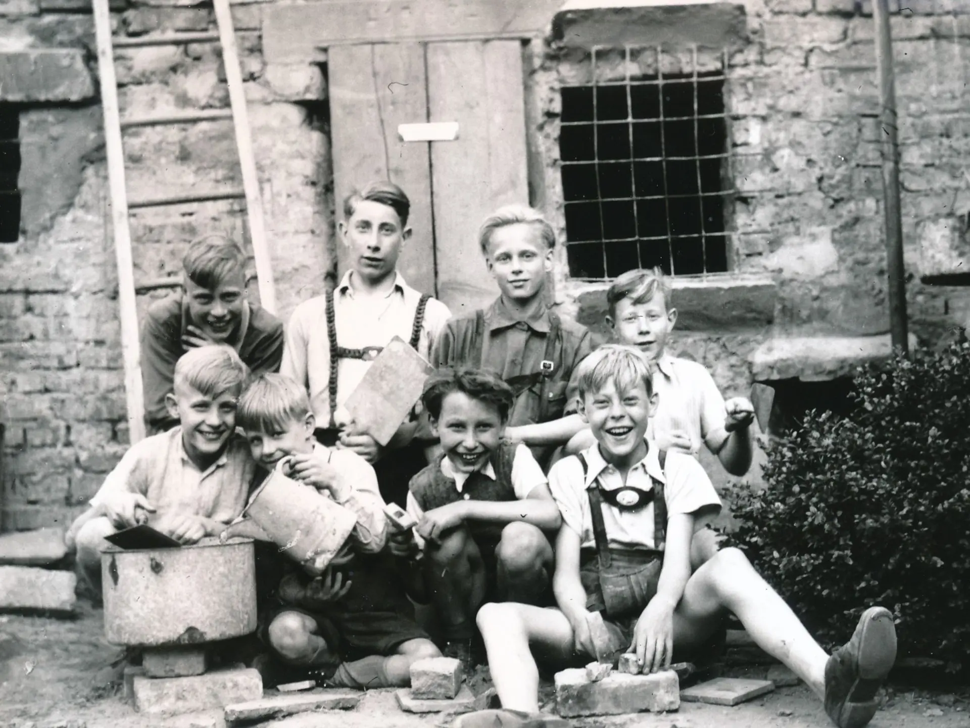 Bild von Jugendlichen in schwarz weiß nach dem 2. WK.